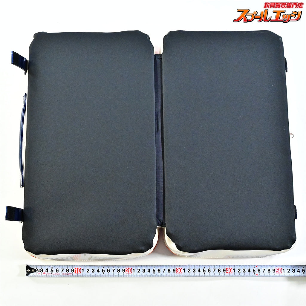 【がまかつ】 がまへら ライトバッグ4 GB392 & ライトクッション4 GM2580 PVC素材 ホワイト/ブルー GAMAKATSU LIGHT-BAG へらバッグ へらクッション K_162