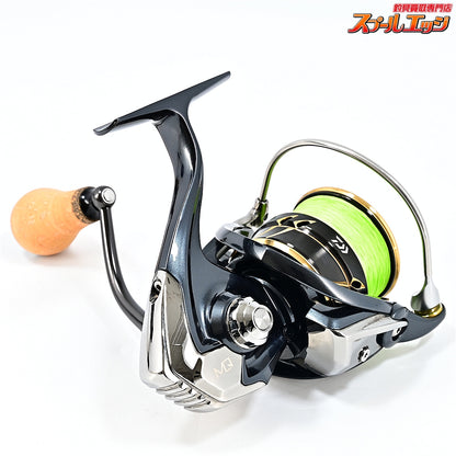 【ダイワ】 22カルディアSW 4000D-CXH ゴメクサス CA27TNBK コルクハンドルノブ オールブラック装着 DAIWA CALDIA