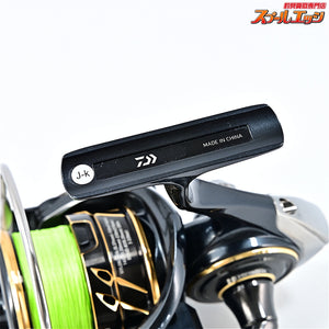 【ダイワ】 22カルディアSW 4000D-CXH ゴメクサス CA27TNBK コルクハンドルノブ オールブラック装着 DAIWA CALDIA