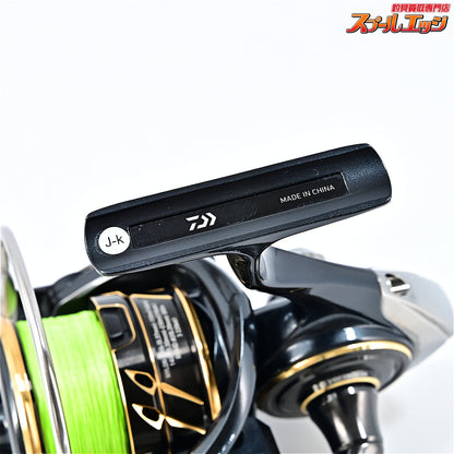 【ダイワ】 22カルディアSW 4000D-CXH ゴメクサス CA27TNBK コルクハンドルノブ オールブラック装着 DAIWA CALDIA