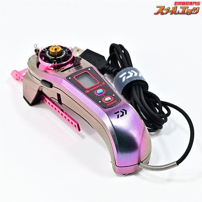 【ダイワ】 クリスティア ワカサギ AIR マットピンクムーブ 限定仕様 ふんばるレッグプレートロング&アルミスプールAIR&ファクトリ−b クリスティアワカサギAIR用ステッカー装着 DAIWA CRYSTIA WAKASAGI