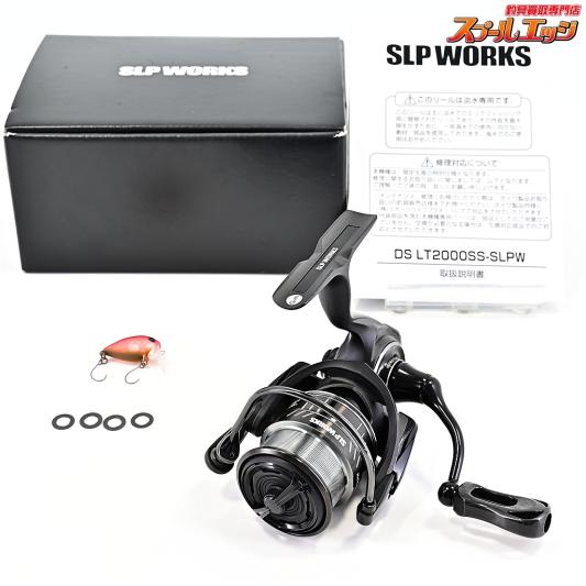 【ダイワxSLPワークスxディスプラウト】 21DS LT2000SS-SLPW 黒い特務機2 IOSファクトリーラインローラー装着 DAIWAxSLPWORKSxDAYSPROUT